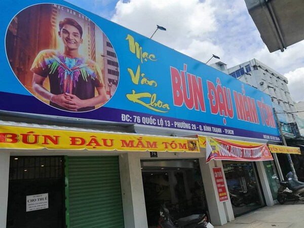 Biển quảng cáo bún đậu mắm tôm lấy hình ảnh thương hiệu của diễn viên hài Mạc Văn Khoa