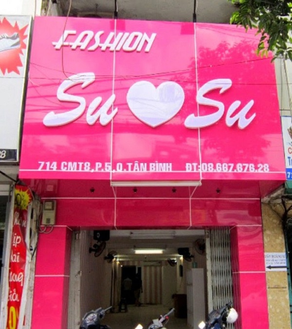 Mẫu biển hiệu shop quần áo màu hồng Su Su
