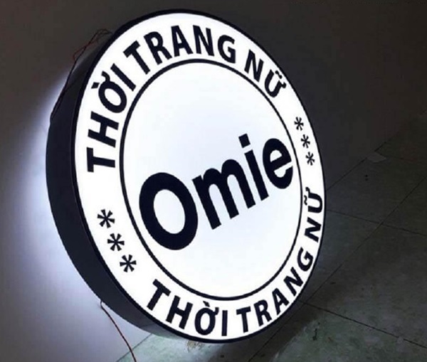 Mẫu hộp đèn mica hình tròn của shop thời trang nữ Omie