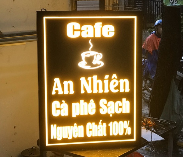 Mẫu hộp đèn mica hình chữ nhật đứng của quán cafe An Nhiên