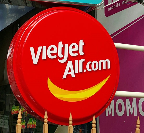 Mẫu hộp đèn mica hình tròn màu đỏ nổi bật của đại lý Vietjet Air.com