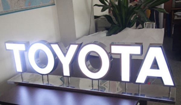 Mẫu bảng quảng cáo chữ phát sáng Toyota sang trọng