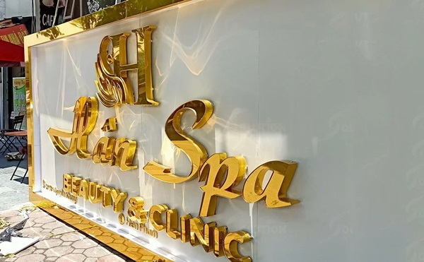 Bảng hiệu chữ mica uốn nổi màu vàng rất đẹp mắt của tiệm spa làm đẹp