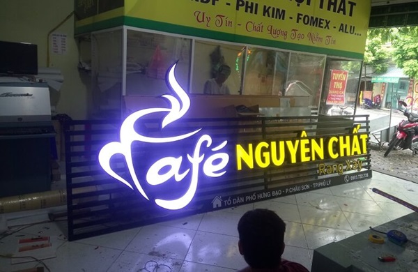 Bảng hiệu chữ nổi mica của quán cafe nguyên chất có gắn đèn LED chiếu sáng nổi bật