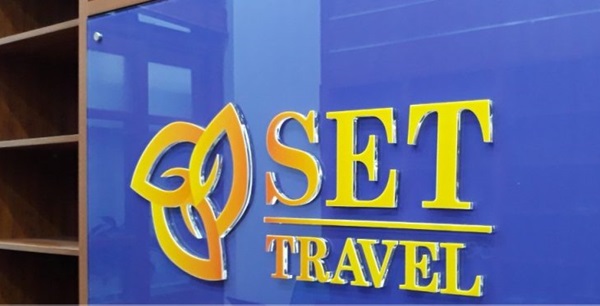 Mẫu logo mica gắn kính của công ty du lịch