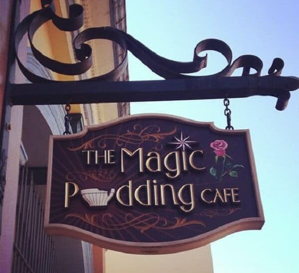 Bảng hiệu cafe dạng treo của The Magic Pudding