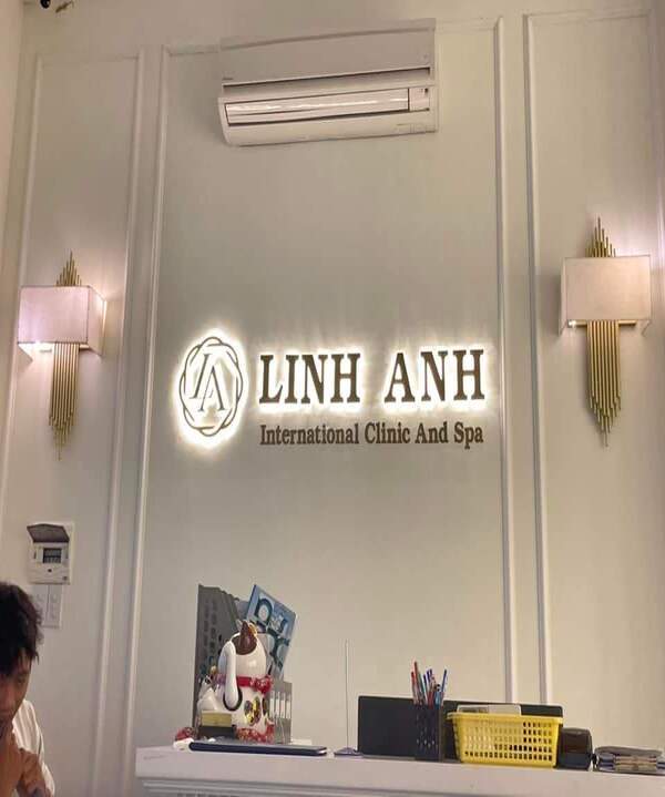 Sử dụng các chất liệu inox, alu chữ nổi kết hợp LED để tăng tính chuyên nghiệp, cao cấp.