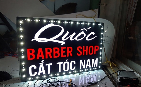 Bảng hiệu salon cắt tóc nam của Quốc