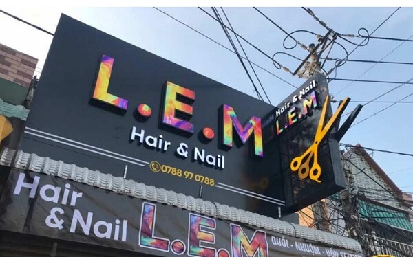 Bảng hiệu cắt tóc nam và nail mặt dựng Alu chữ nổi mica L.E.M