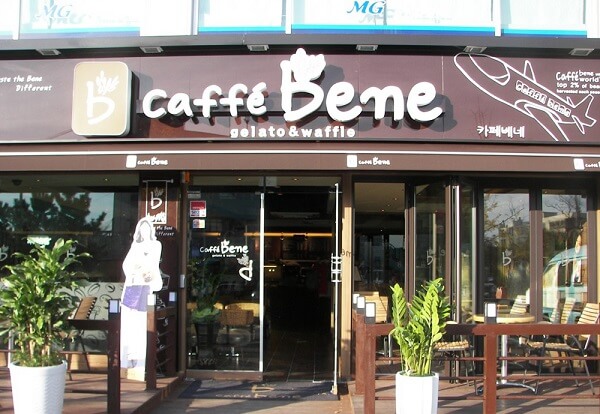 Bảng hiệu quán cafe mặt dựng Alu chữ nổi màu trắng của Bene