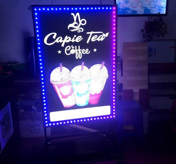 Mẫu biển hiệu hộp đèn đứng quán trà sữa với nhiều màu sắc bắt mắt