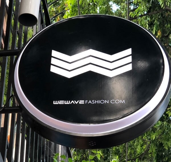 Bảng hiệu hộp đèn hút nổi hình tròn của WEWAVE Fashion